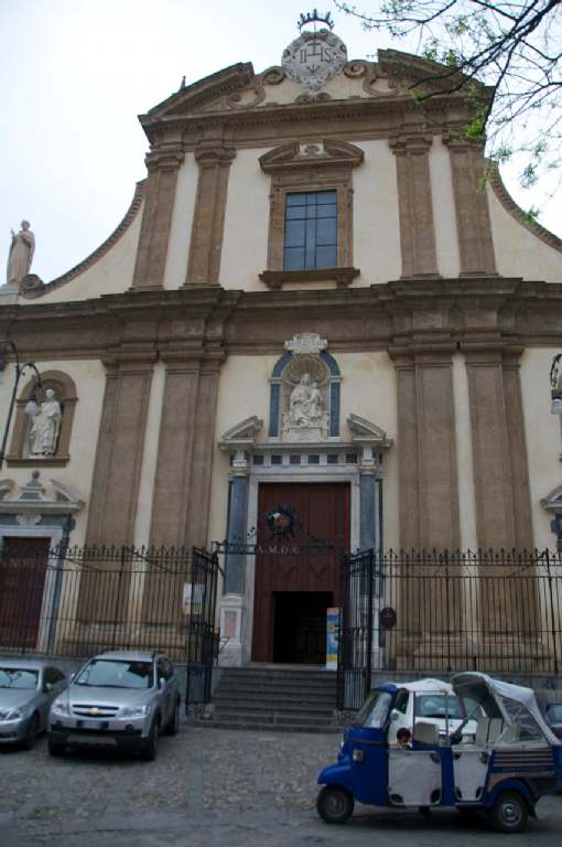 A small church with a very common appearance in the Palermo of the capital of Sicily,