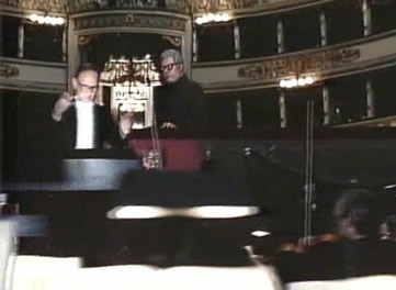 马特奥只身来到著名的斯卡拉大剧院,看到乐队指挥(埃尼奥 莫里康内饰演),他请求大师为他演奏一段著名的"茶花女"第三幕的前奏曲.