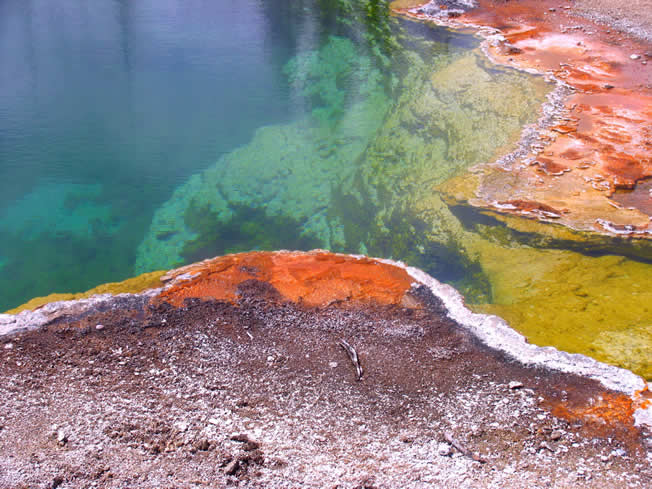 Yellowstone NP - hot springs and pools 