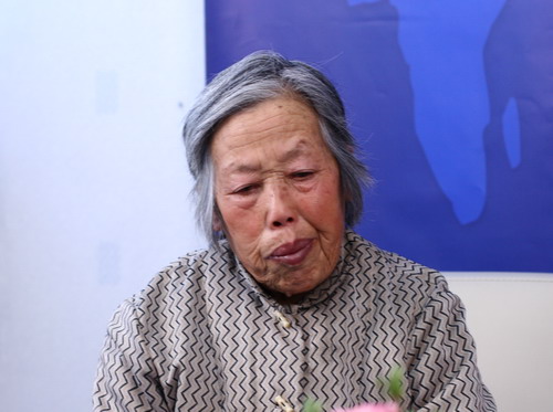 Wu lanyu An old woman who is seventy-four years old stress honest and credit, glean and collect scraps for nine years to pay a debt