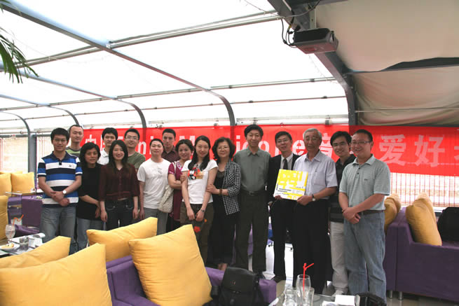 The photo is that a group photo of all representatives of first meeting of Morriunion (China Morricone Fans Association)on May 24,2009 in Beijing