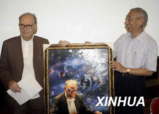 The photo is that on behalf of Morriunion by Mr. HAN to present a gift to the great master Ennio Morricone in the Morricone press conference on May 22,2009