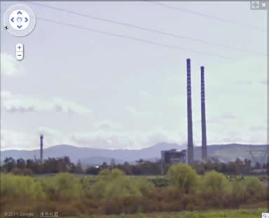从较近的位置看ENI-Montefibre Ottana 晴纶工厂外景,左侧似乎又多出一支正在冒烟的烟囱.也许是工厂又扩建了吧