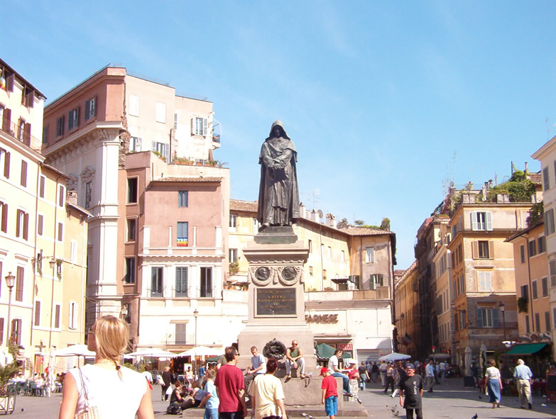 布鲁诺殉难的罗马鲜花广场（Campo de' Fiori)，矗立起布鲁诺的雕像